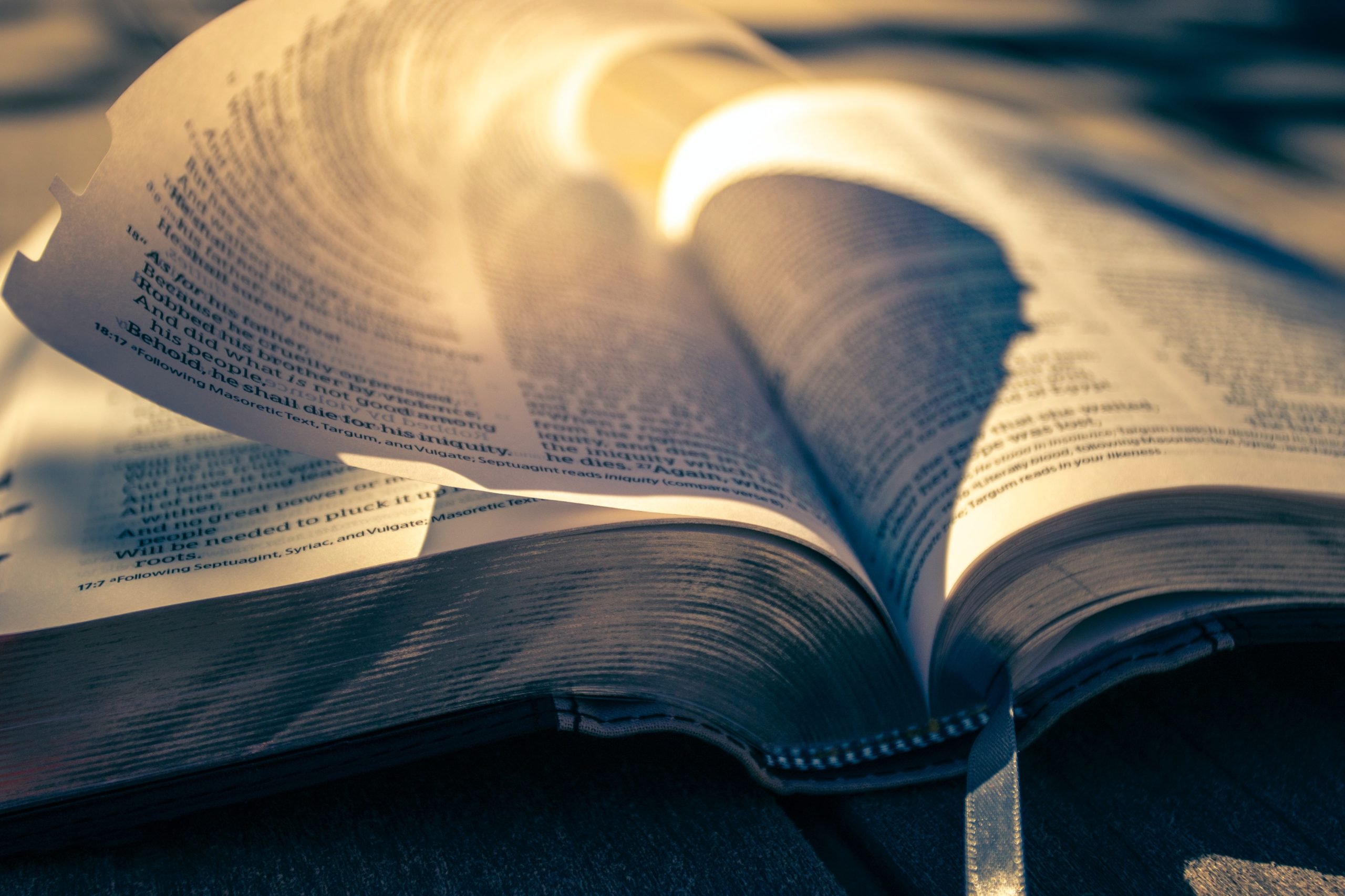 Kinh Thánh: ''Lời của Chúa'' hay ''Lời về Chúa''?