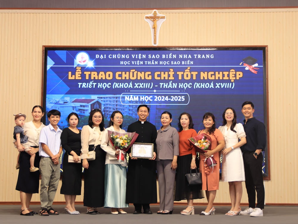 Album Lễ Trao Chứng Chỉ Tốt Nghiệp Triết Học Và Thần Học 2024-2025