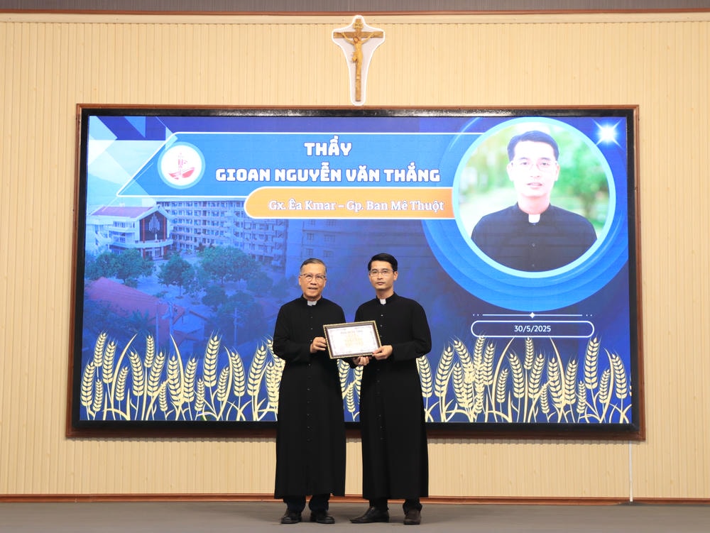 Album Lễ Trao Chứng Chỉ Tốt Nghiệp Triết Học Và Thần Học 2024-2025