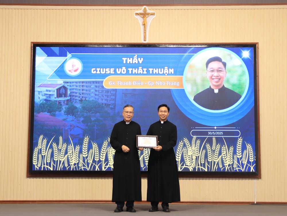 Album Lễ Trao Chứng Chỉ Tốt Nghiệp Triết Học Và Thần Học 2024-2025