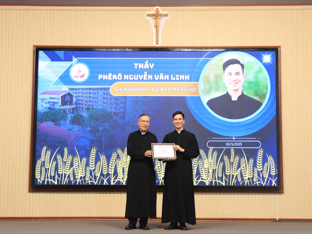 Album Lễ Trao Chứng Chỉ Tốt Nghiệp Triết Học Và Thần Học 2024-2025