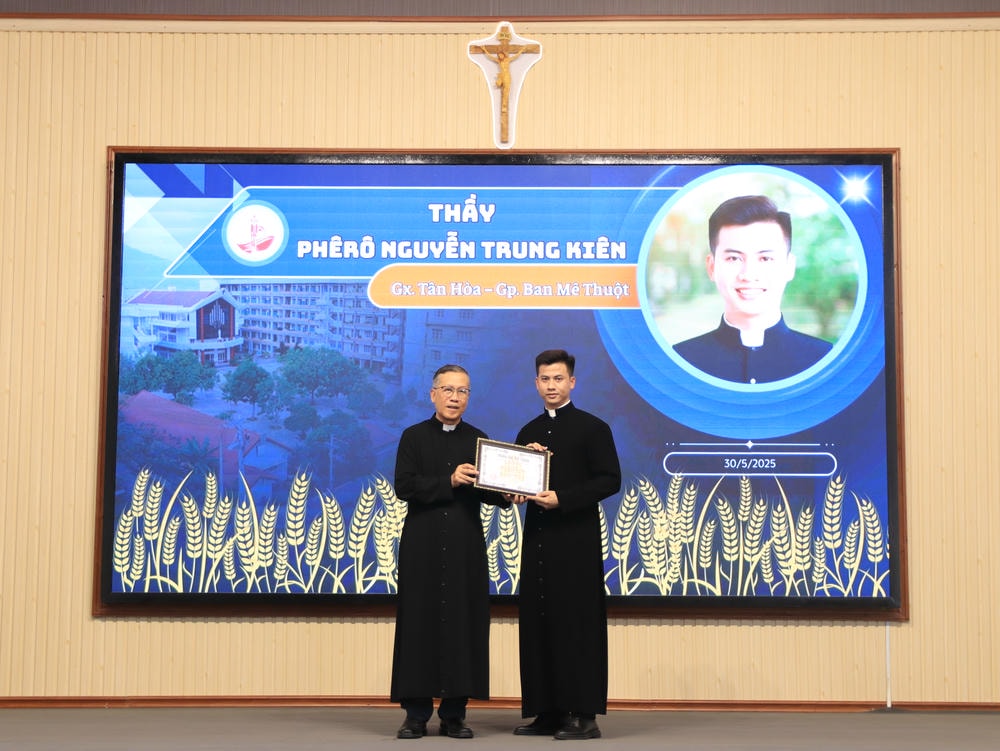 Album Lễ Trao Chứng Chỉ Tốt Nghiệp Triết Học Và Thần Học 2024-2025