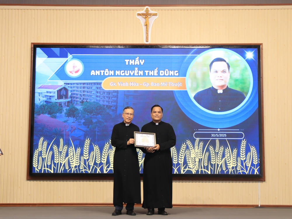 Album Lễ Trao Chứng Chỉ Tốt Nghiệp Triết Học Và Thần Học 2024-2025