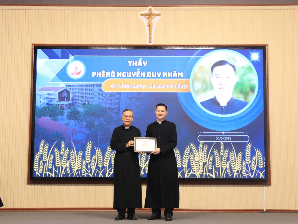 Album Lễ Trao Chứng Chỉ Tốt Nghiệp Triết Học Và Thần Học 2024-2025