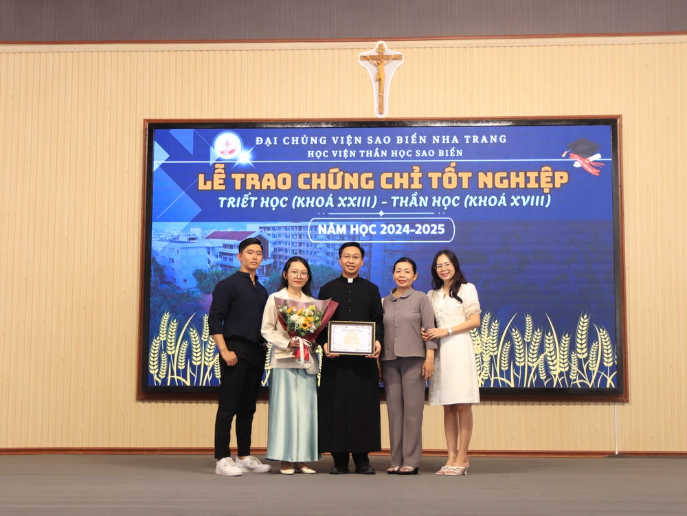 Album Lễ Trao Chứng Chỉ Tốt Nghiệp Triết Học Và Thần Học 2024-2025