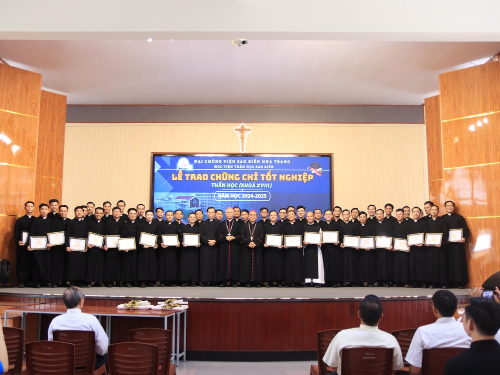 Album Lễ Trao Chứng Chỉ Tốt Nghiệp Triết Học Và Thần Học 2024-2025