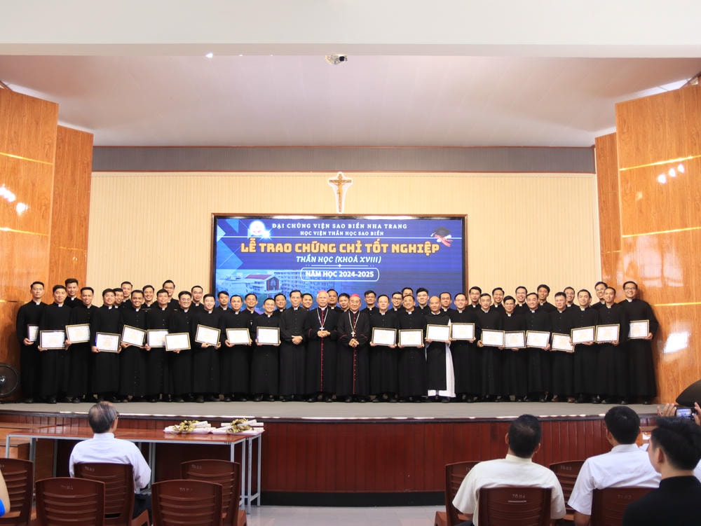 Album Lễ Trao Chứng Chỉ Tốt Nghiệp Triết Học Và Thần Học 2024-2025