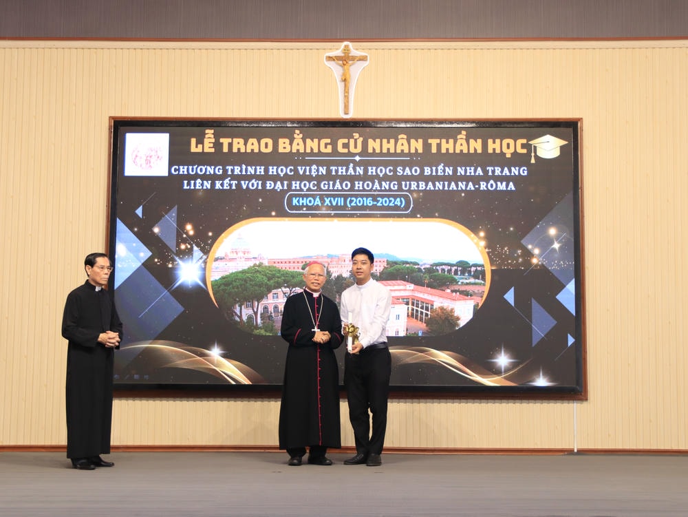 Album Lễ Trao Chứng Chỉ Tốt Nghiệp Triết Học Và Thần Học 2024-2025