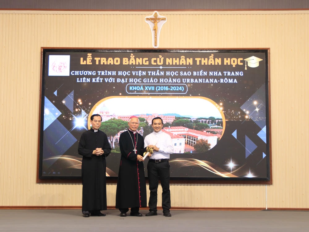 Album Lễ Trao Chứng Chỉ Tốt Nghiệp Triết Học Và Thần Học 2024-2025