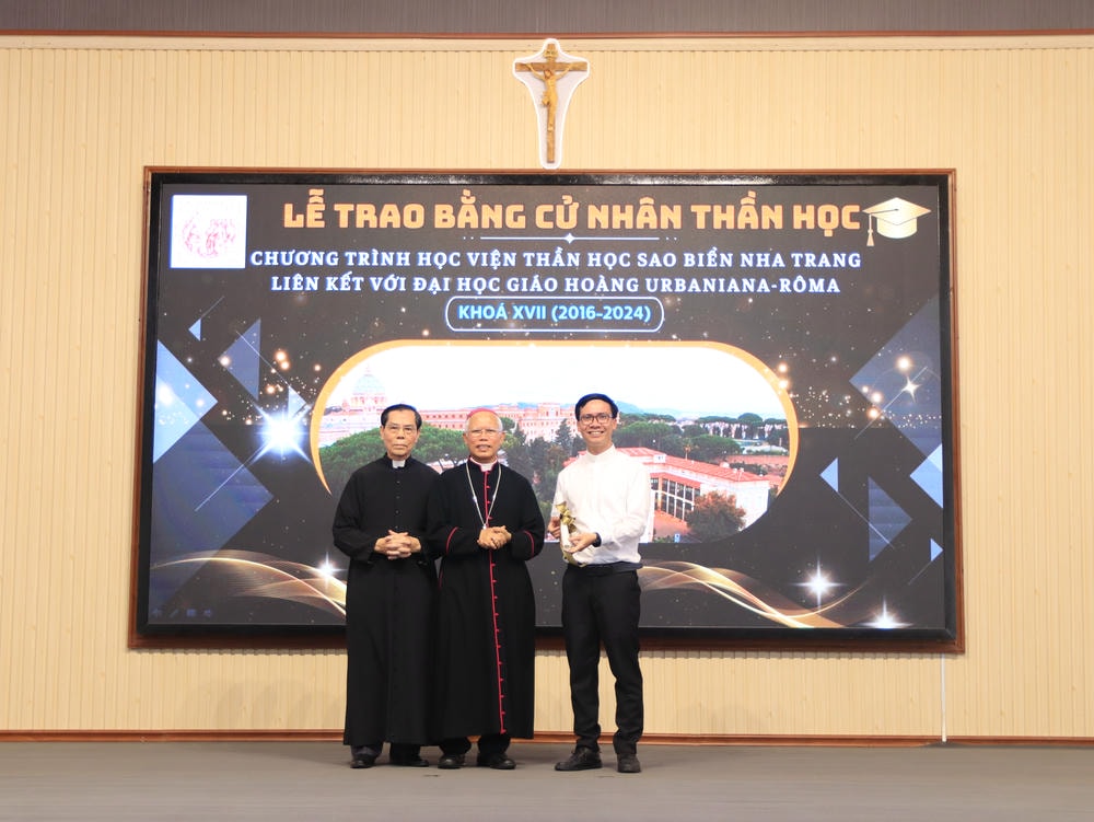 Album Lễ Trao Chứng Chỉ Tốt Nghiệp Triết Học Và Thần Học 2024-2025