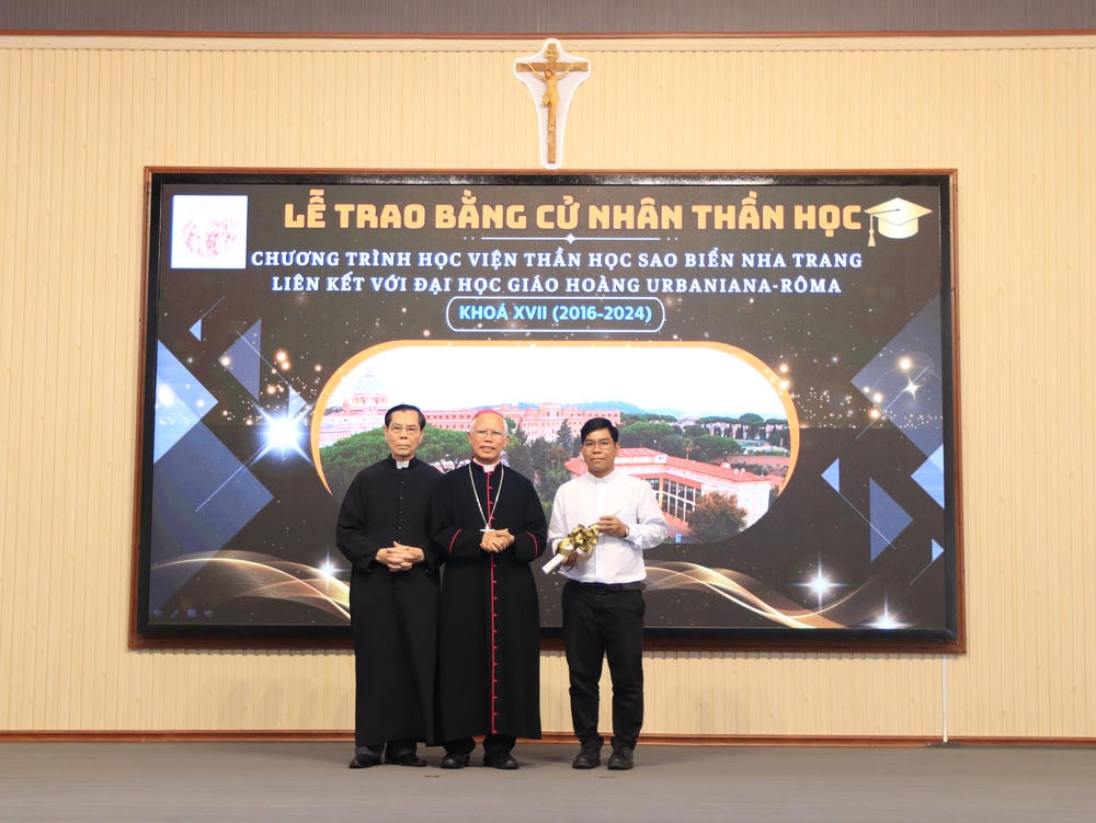 Album Lễ Trao Chứng Chỉ Tốt Nghiệp Triết Học Và Thần Học 2024-2025