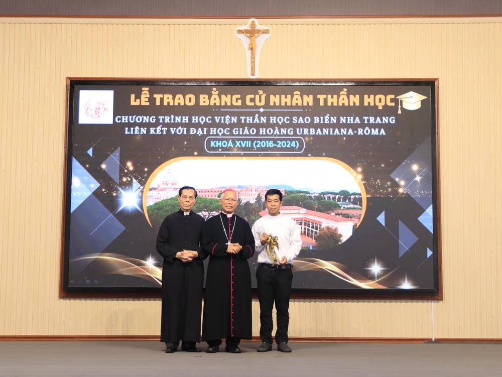 Album Lễ Trao Chứng Chỉ Tốt Nghiệp Triết Học Và Thần Học 2024-2025