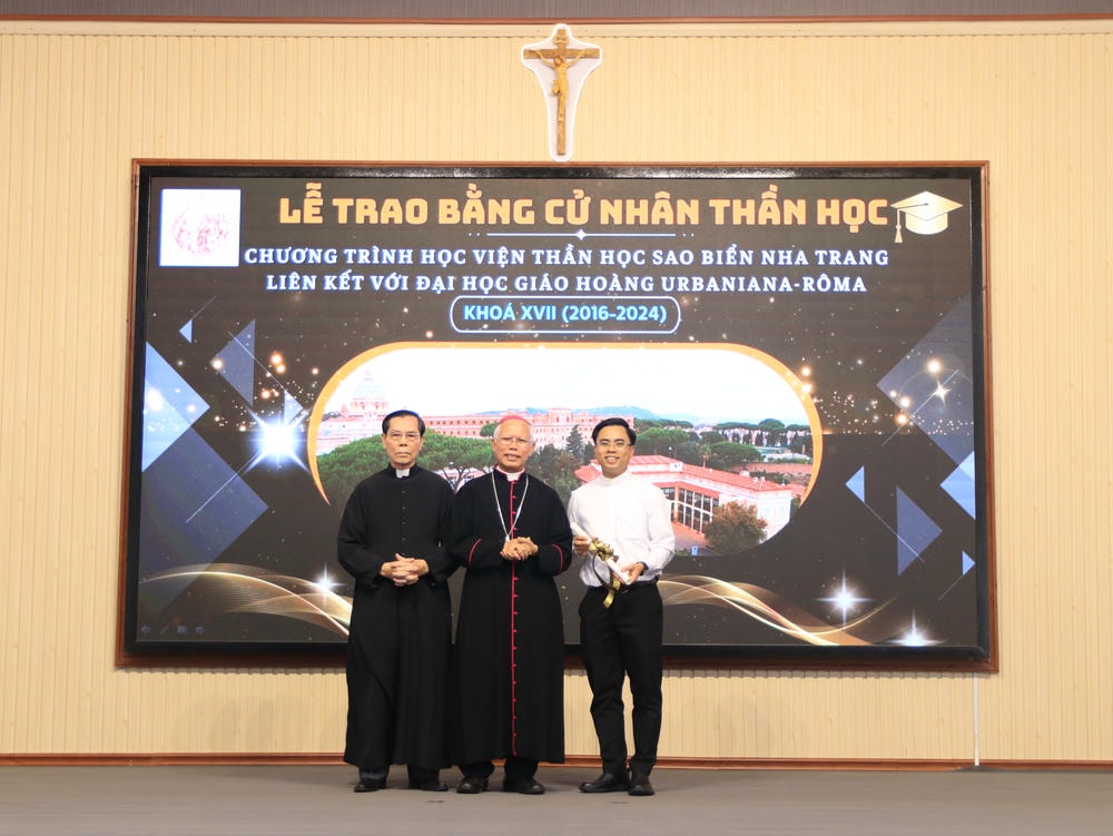 Album Lễ Trao Chứng Chỉ Tốt Nghiệp Triết Học Và Thần Học 2024-2025