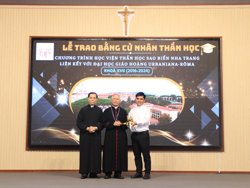 Album Lễ Trao Chứng Chỉ Tốt Nghiệp Triết Học Và Thần Học 2024-2025