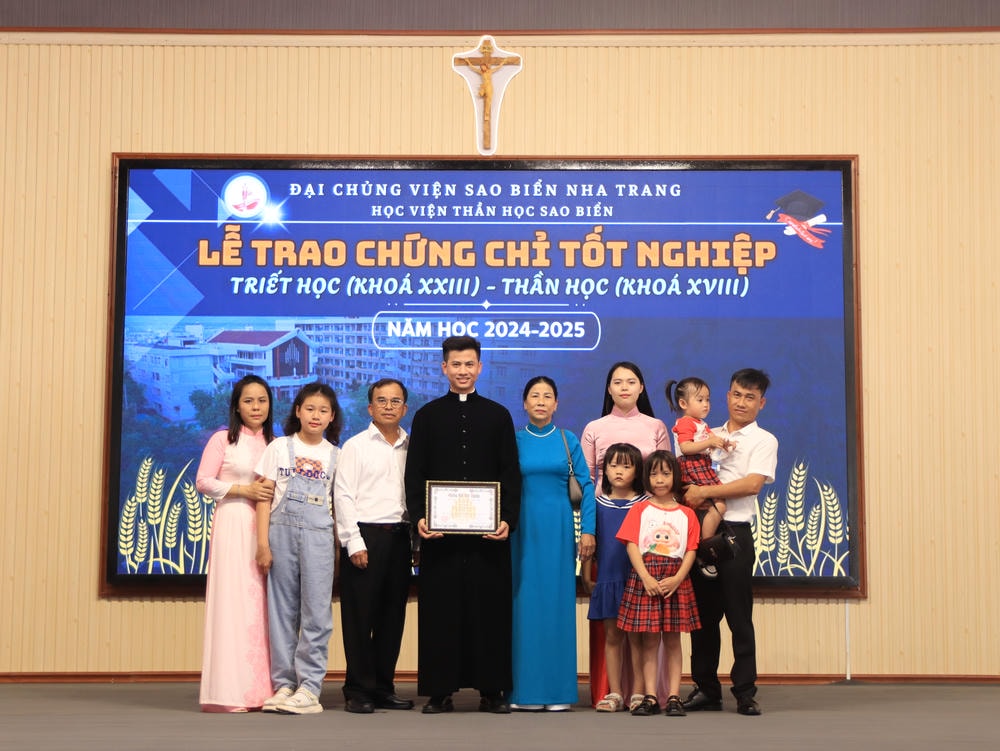 Album Lễ Trao Chứng Chỉ Tốt Nghiệp Triết Học Và Thần Học 2024-2025