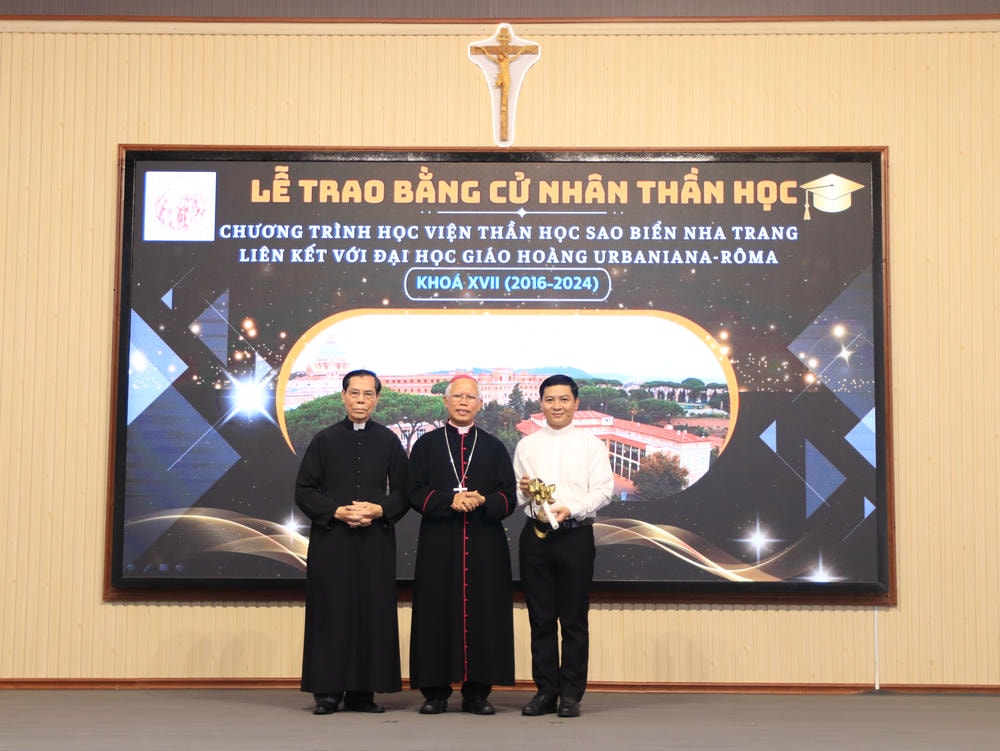 Album Lễ Trao Chứng Chỉ Tốt Nghiệp Triết Học Và Thần Học 2024-2025
