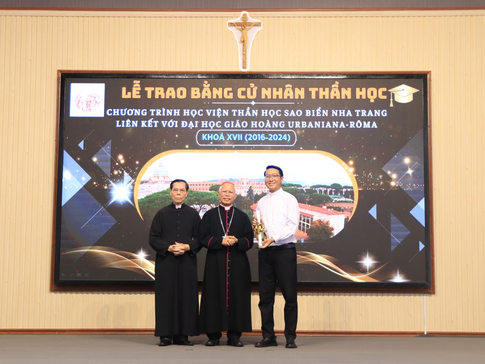 Album Lễ Trao Chứng Chỉ Tốt Nghiệp Triết Học Và Thần Học 2024-2025