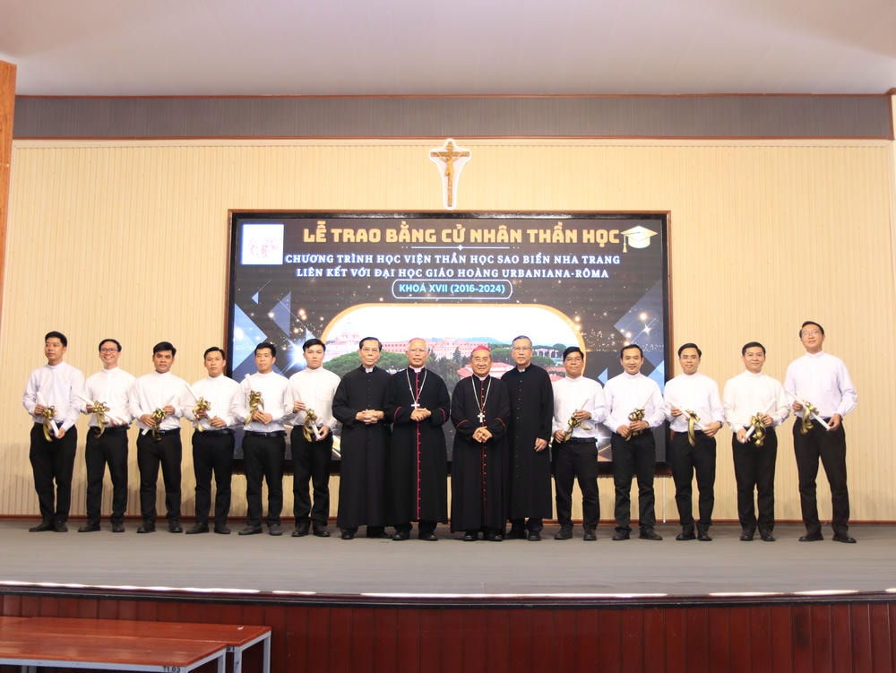 Album Lễ Trao Chứng Chỉ Tốt Nghiệp Triết Học Và Thần Học 2024-2025