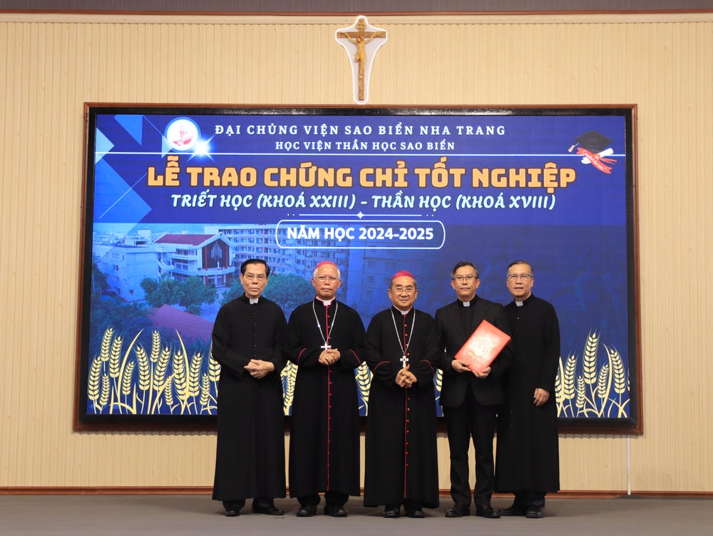 Album Lễ Trao Chứng Chỉ Tốt Nghiệp Triết Học Và Thần Học 2024-2025