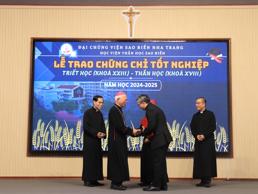 Album Lễ Trao Chứng Chỉ Tốt Nghiệp Triết Học Và Thần Học 2024-2025