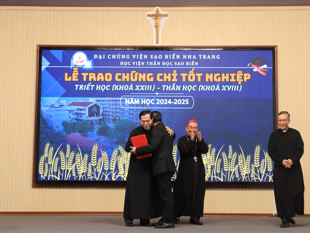 Album Lễ Trao Chứng Chỉ Tốt Nghiệp Triết Học Và Thần Học 2024-2025