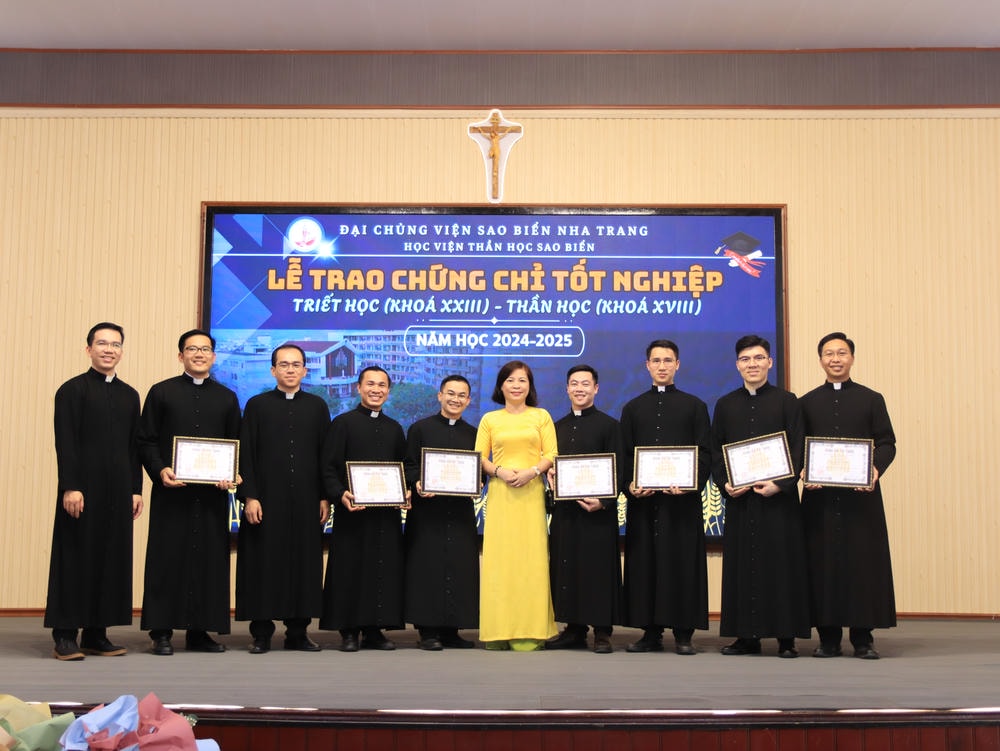 Album Lễ Trao Chứng Chỉ Tốt Nghiệp Triết Học Và Thần Học 2024-2025