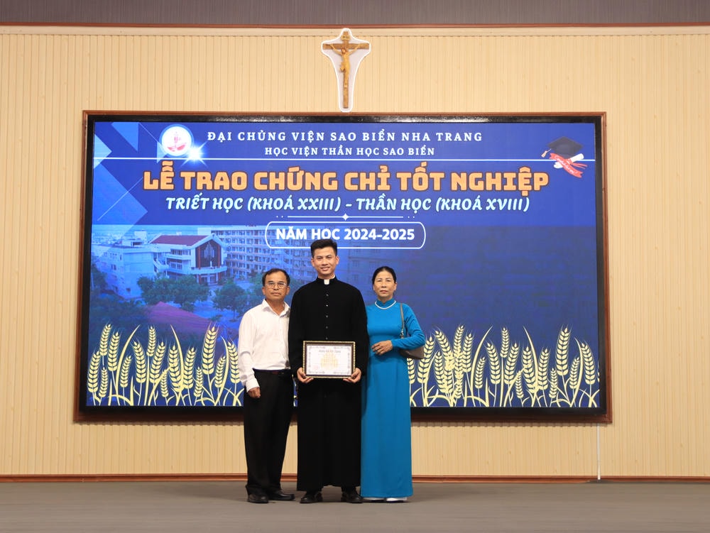 Album Lễ Trao Chứng Chỉ Tốt Nghiệp Triết Học Và Thần Học 2024-2025