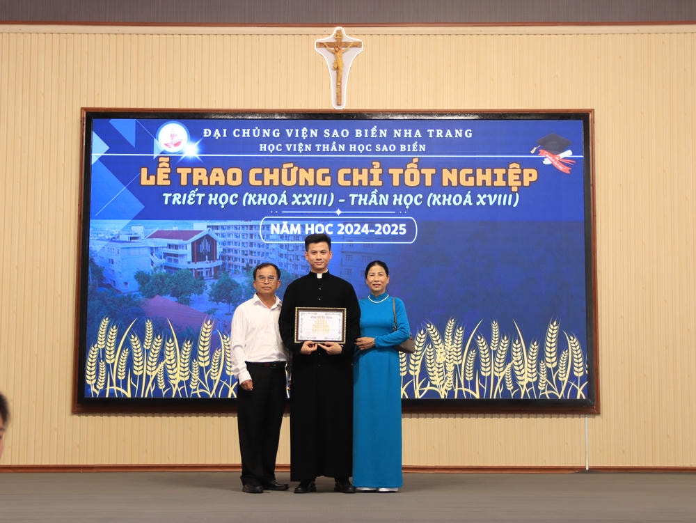 Album Lễ Trao Chứng Chỉ Tốt Nghiệp Triết Học Và Thần Học 2024-2025