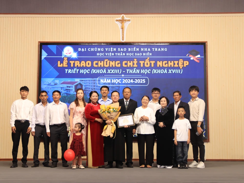 Album Lễ Trao Chứng Chỉ Tốt Nghiệp Triết Học Và Thần Học 2024-2025