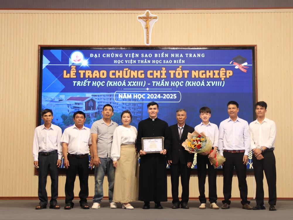 Album Lễ Trao Chứng Chỉ Tốt Nghiệp Triết Học Và Thần Học 2024-2025