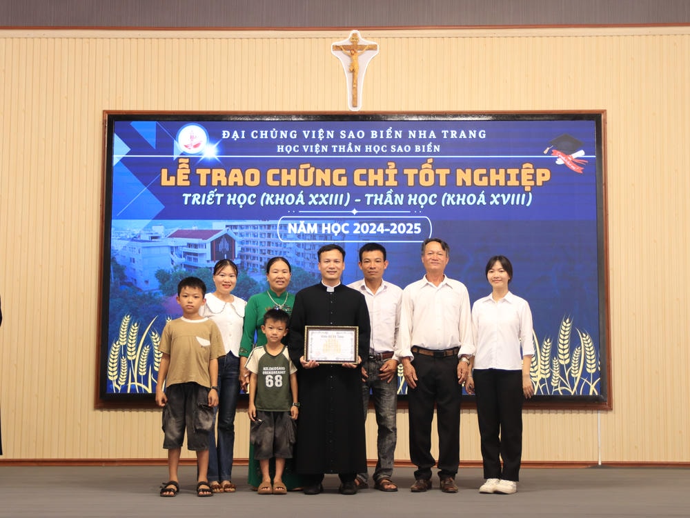 Album Lễ Trao Chứng Chỉ Tốt Nghiệp Triết Học Và Thần Học 2024-2025