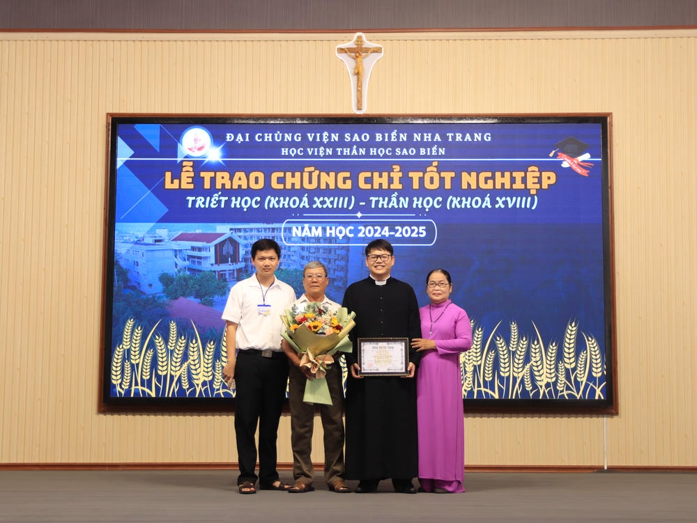 Album Lễ Trao Chứng Chỉ Tốt Nghiệp Triết Học Và Thần Học 2024-2025