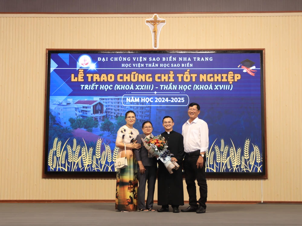 Album Lễ Trao Chứng Chỉ Tốt Nghiệp Triết Học Và Thần Học 2024-2025