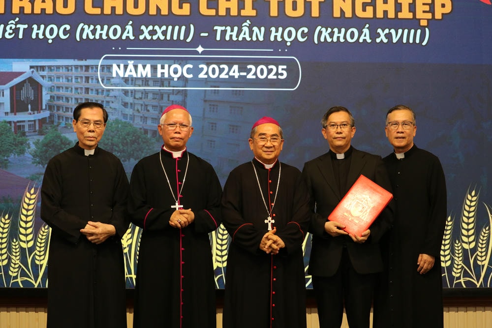 Album Lễ Trao Chứng Chỉ Tốt Nghiệp Triết Học Và Thần Học 2024-2025