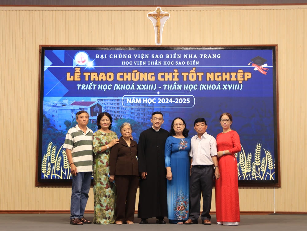 Album Lễ Trao Chứng Chỉ Tốt Nghiệp Triết Học Và Thần Học 2024-2025