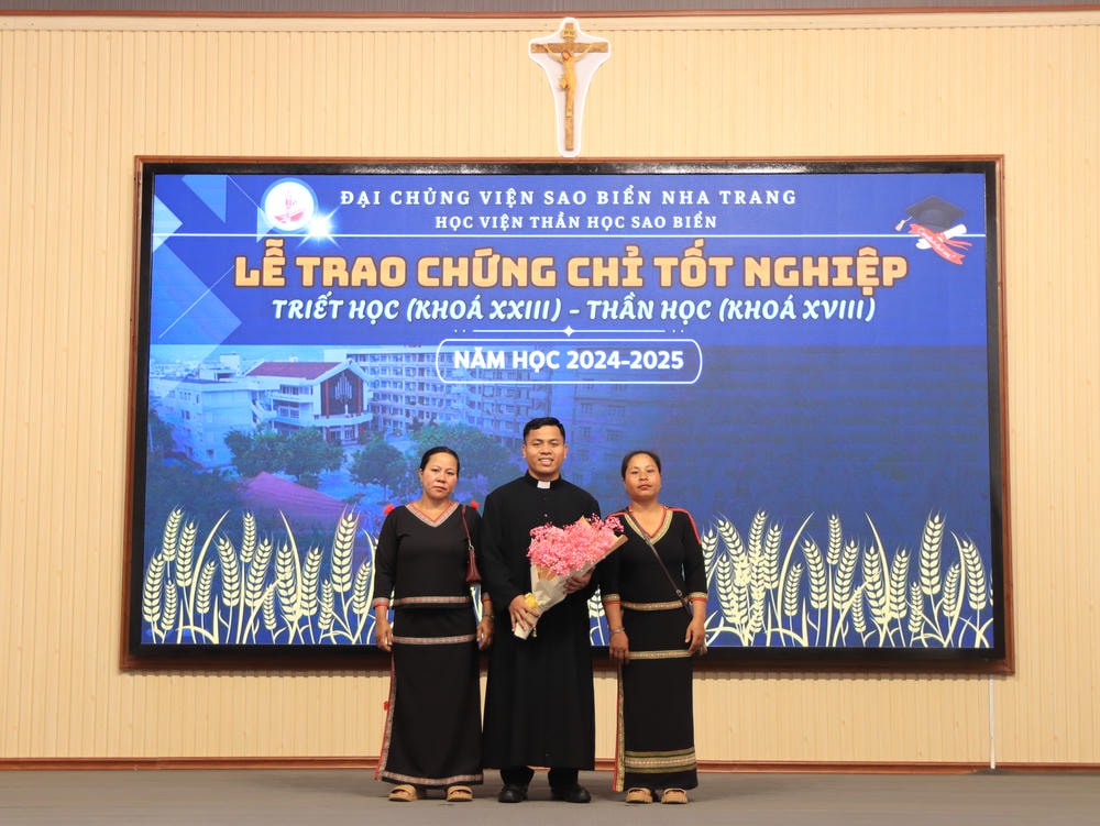 Album Lễ Trao Chứng Chỉ Tốt Nghiệp Triết Học Và Thần Học 2024-2025