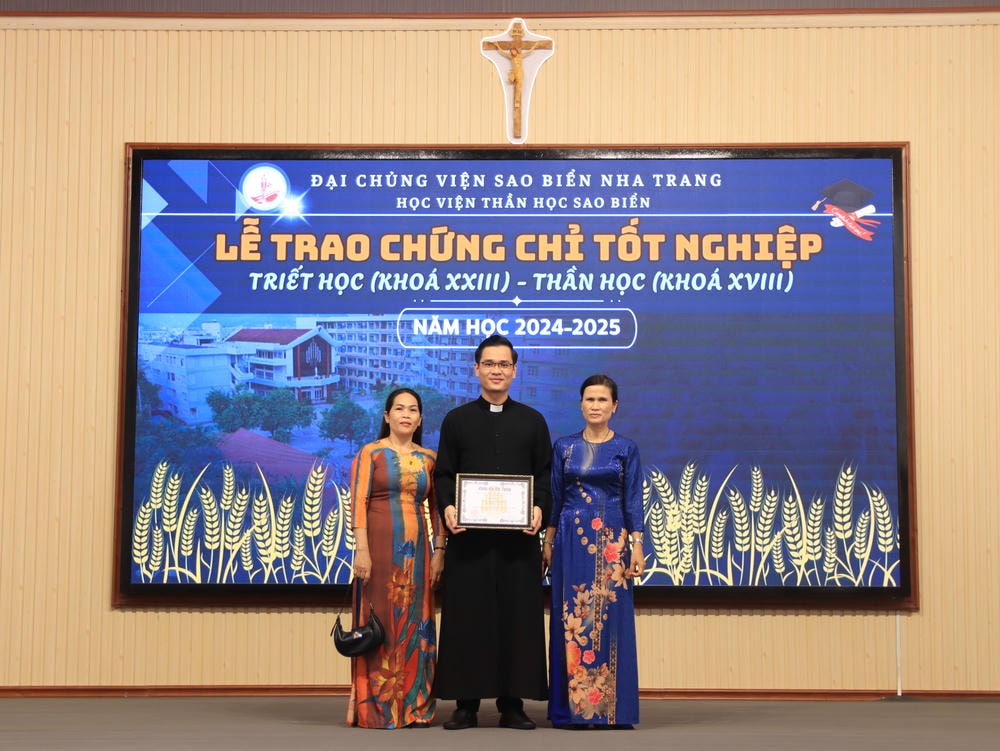 Album Lễ Trao Chứng Chỉ Tốt Nghiệp Triết Học Và Thần Học 2024-2025