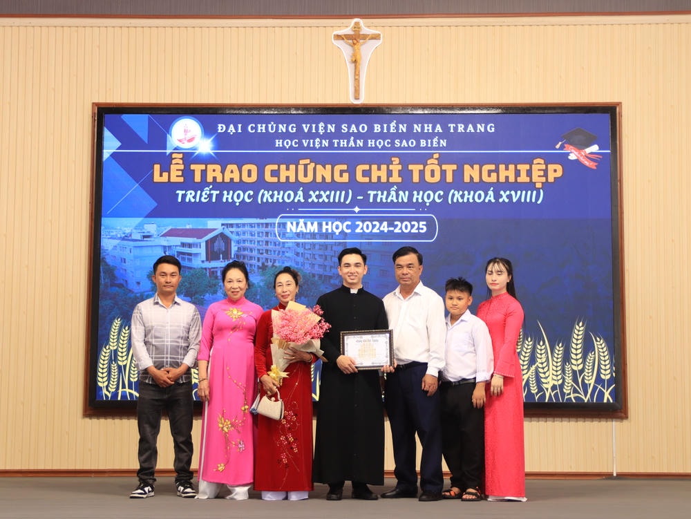 Album Lễ Trao Chứng Chỉ Tốt Nghiệp Triết Học Và Thần Học 2024-2025