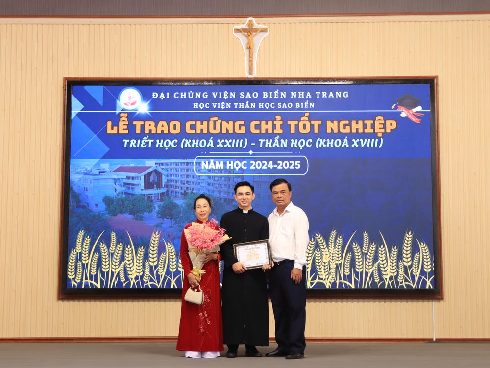 Album Lễ Trao Chứng Chỉ Tốt Nghiệp Triết Học Và Thần Học 2024-2025