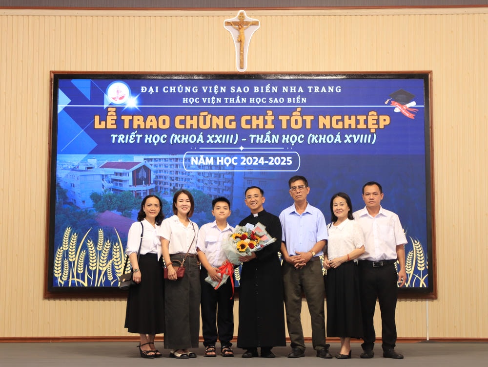 Album Lễ Trao Chứng Chỉ Tốt Nghiệp Triết Học Và Thần Học 2024-2025