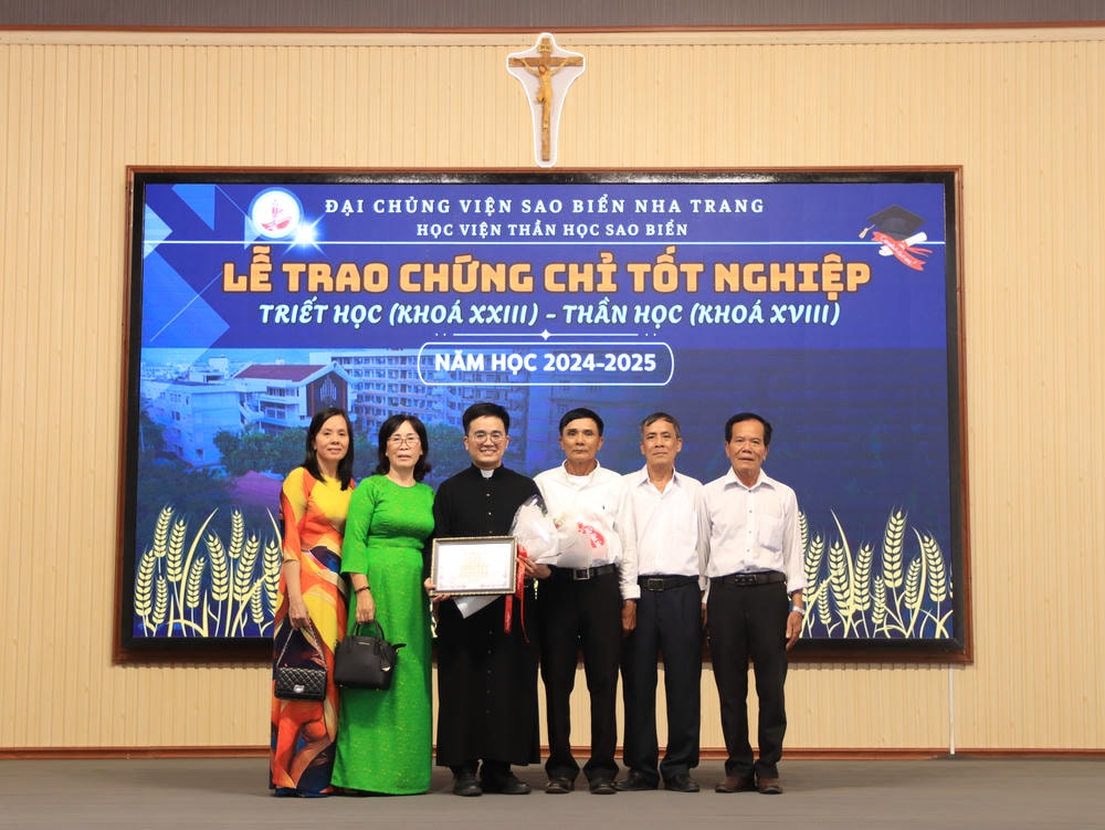 Album Lễ Trao Chứng Chỉ Tốt Nghiệp Triết Học Và Thần Học 2024-2025