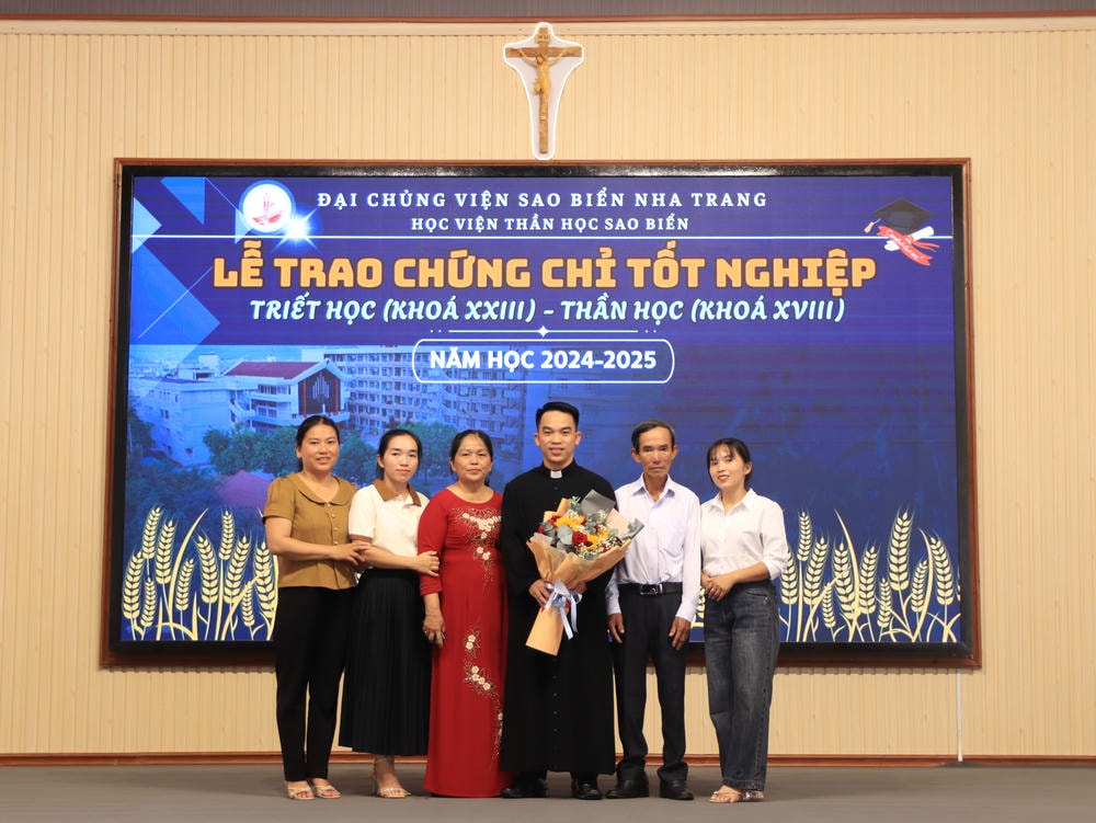 Album Lễ Trao Chứng Chỉ Tốt Nghiệp Triết Học Và Thần Học 2024-2025