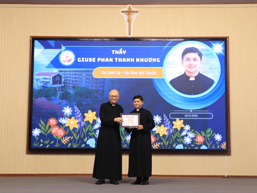 Album Lễ Trao Chứng Chỉ Tốt Nghiệp Triết Học Và Thần Học 2024-2025
