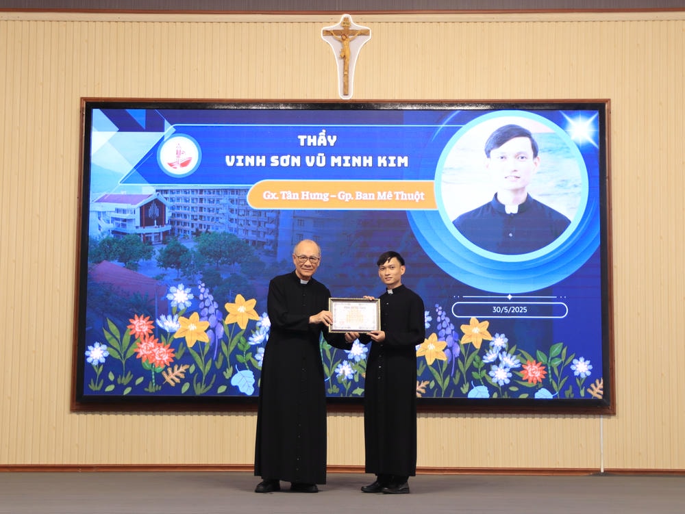 Album Lễ Trao Chứng Chỉ Tốt Nghiệp Triết Học Và Thần Học 2024-2025