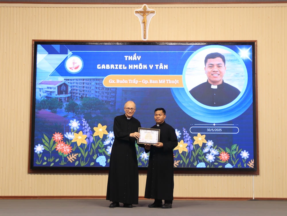 Album Lễ Trao Chứng Chỉ Tốt Nghiệp Triết Học Và Thần Học 2024-2025