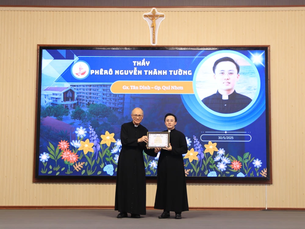 Album Lễ Trao Chứng Chỉ Tốt Nghiệp Triết Học Và Thần Học 2024-2025