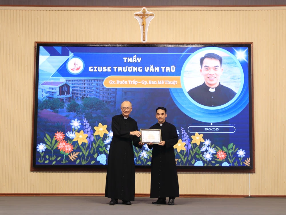 Album Lễ Trao Chứng Chỉ Tốt Nghiệp Triết Học Và Thần Học 2024-2025