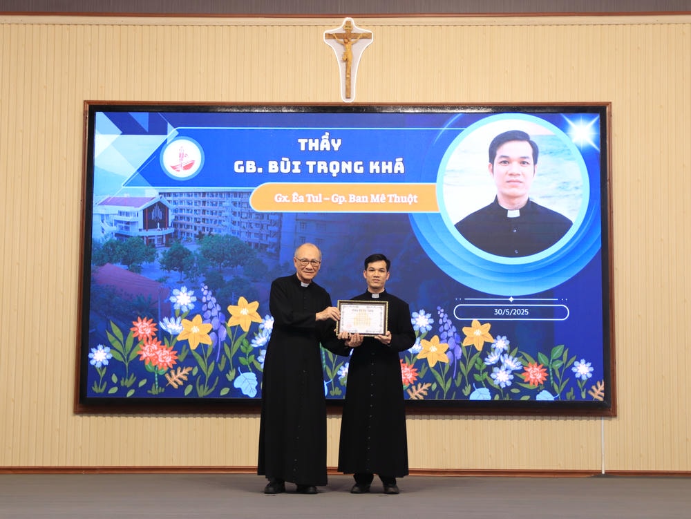 Album Lễ Trao Chứng Chỉ Tốt Nghiệp Triết Học Và Thần Học 2024-2025
