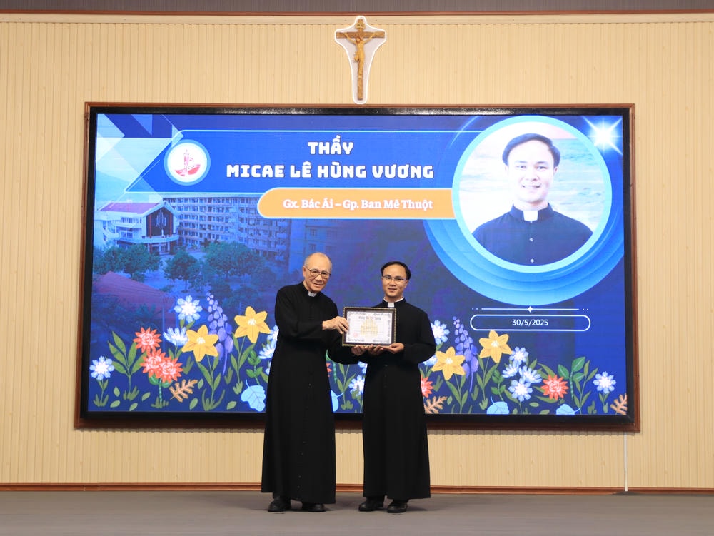 Album Lễ Trao Chứng Chỉ Tốt Nghiệp Triết Học Và Thần Học 2024-2025