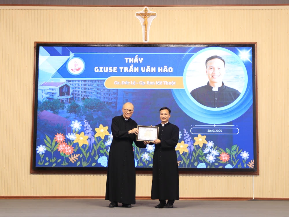 Album Lễ Trao Chứng Chỉ Tốt Nghiệp Triết Học Và Thần Học 2024-2025